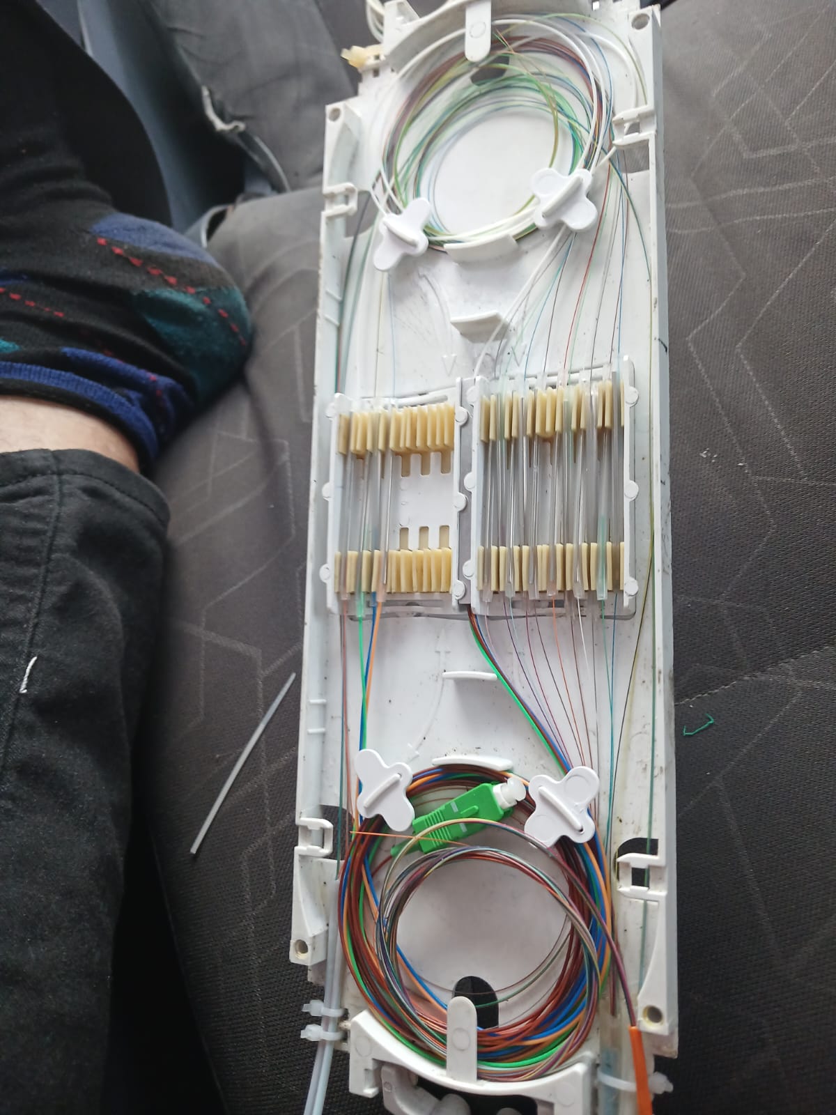 Xtrinet fibre optic splice tray with organized fibre strands